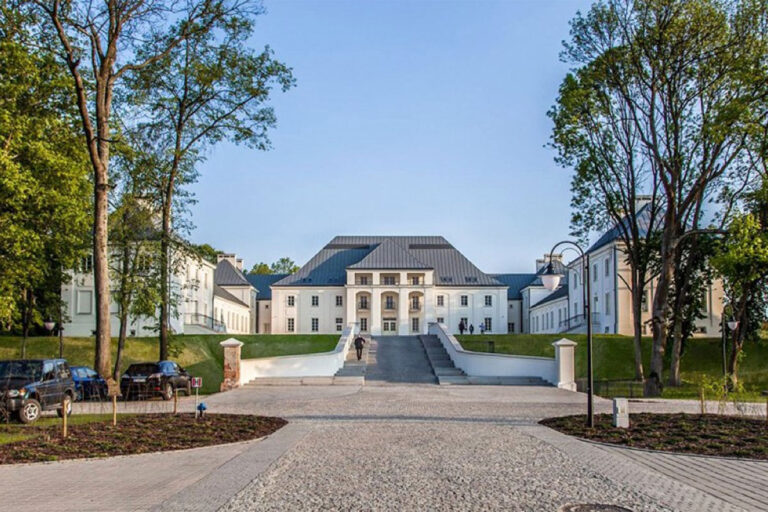 zamek biskupi janow podlaski 768x512